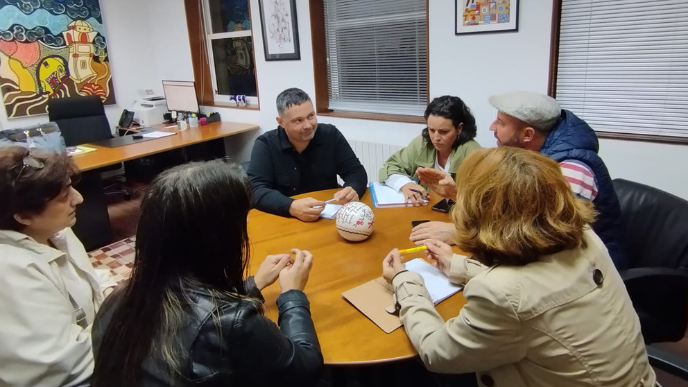 Reunión do alcalde, Manu Lourenzo, e a concelleira Rosana Comesaña, con representantes da Asociación de Empresarios Aemver