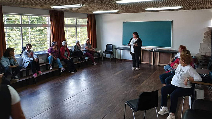 Rosana Martínez Boullosa na presentación de ENREDADAS a unha das asociacions