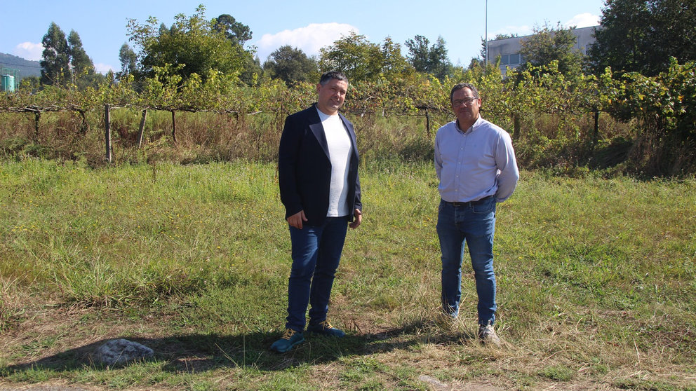 O alcalde Manu Lourenzo e o tenente de alcalde Pablo Garrido nun dos terreos