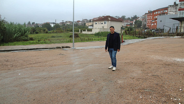 O alcalde Manu Lourenzo visitando a zona de aparcamento