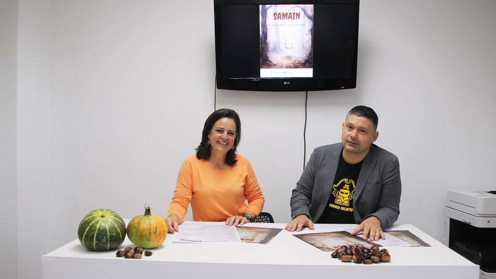 Rosana Comesaña e Manu Lourenzo presentando o Samaín en Soutomaior