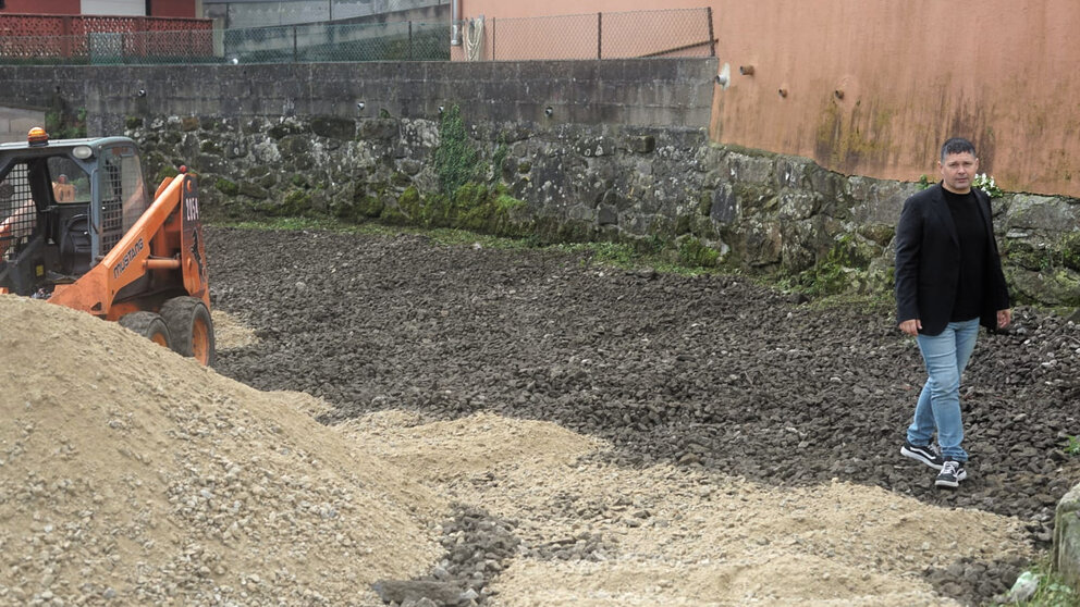 O alcalde visitando o lugar onde se vai crear o novo aparcadoiro gratuíto