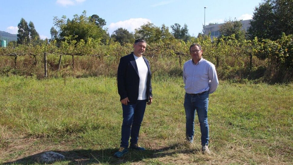 O alcalde Manu Lourenzo e o tenente de alcalde Pablo Garrido nun dos terreos cedidos para o novo centro de saúde