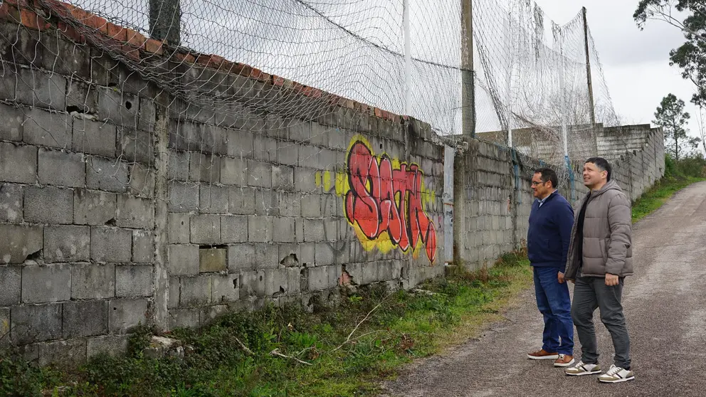 Manu Lourenzo e Pablo Garrido diante do peche do campo de fútbol Graciano Padín