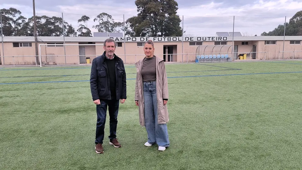 Abraldes e Andrea no campo de fútbol de Outeda