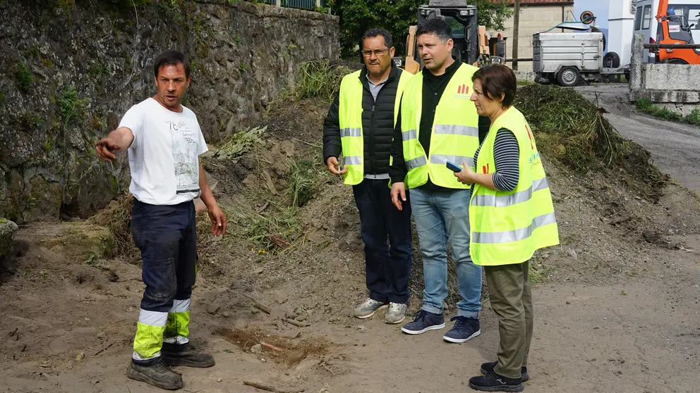 Visita ao asfaltado de Auxil, en Moreira (Soutomaior)