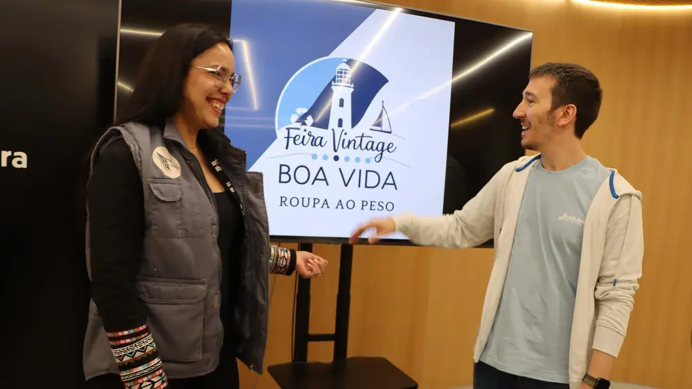 Alberto Oubi&ntilde;a e a respons&aacute;bel de Boa Vida na presentaci&oacute;n da feira