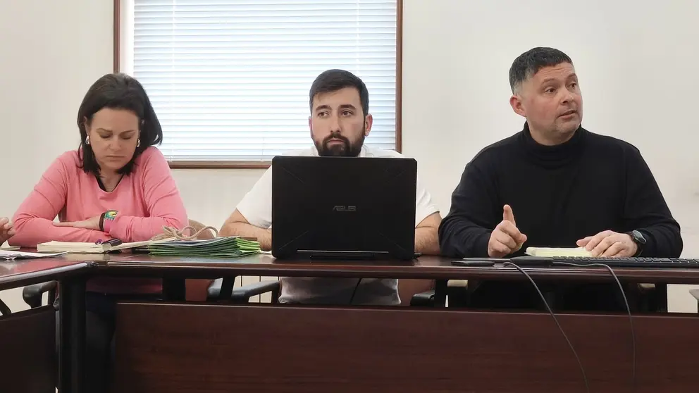 Rosana Comesa&ntilde;a e Diego Moreira e o alcalde Manu Lourenzo no pleno de Soutomaior