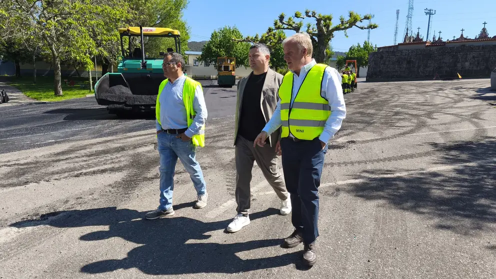 Pablo Garrido, Manu Lourenzo e o enxe&ntilde;eiro de InfoUrban visitando os traballos