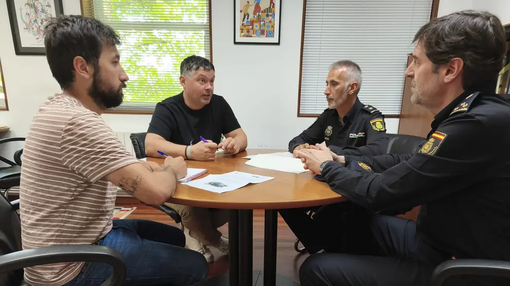 Reuni&oacute;n Manu Lourenzo e Diego Moreira cos inspectores da Polic&iacute;a Nacional