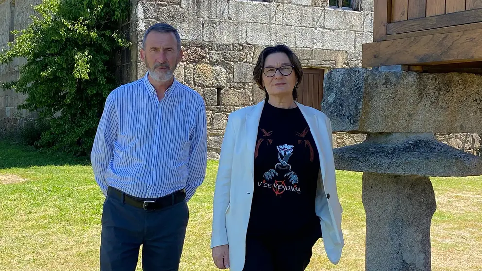 O alcalde, Xos&eacute; Manuel Fdez. Abraldes, coa pregoeira, Salom&eacute; Cancela
