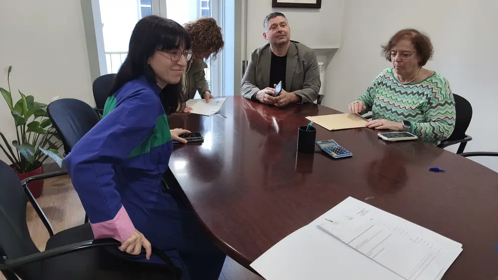Sinatura da recepci&oacute;n dos terreos parra o novo centro de sa&uacute;de