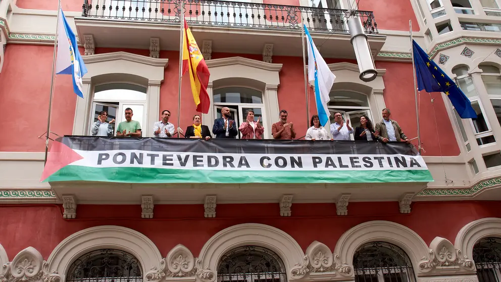 Despregamento da faixa en apoio a Palestina