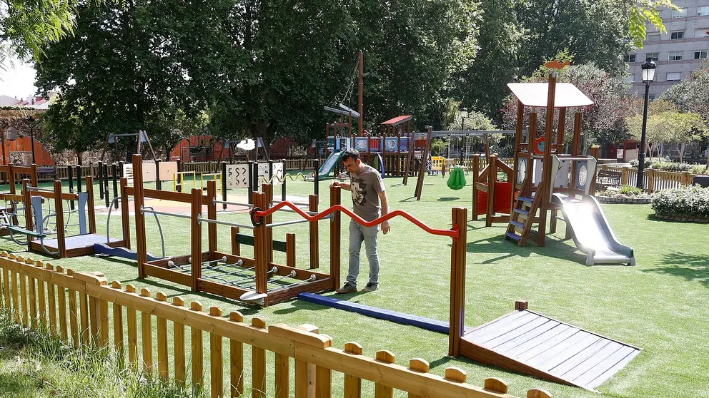Visita de Xaqu&iacute;n Moreda ao renovado parque infantil de Barcelos