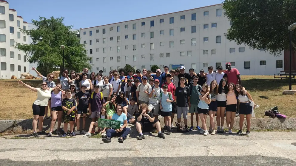 foto de grupo do alcalde e participantes no campamento