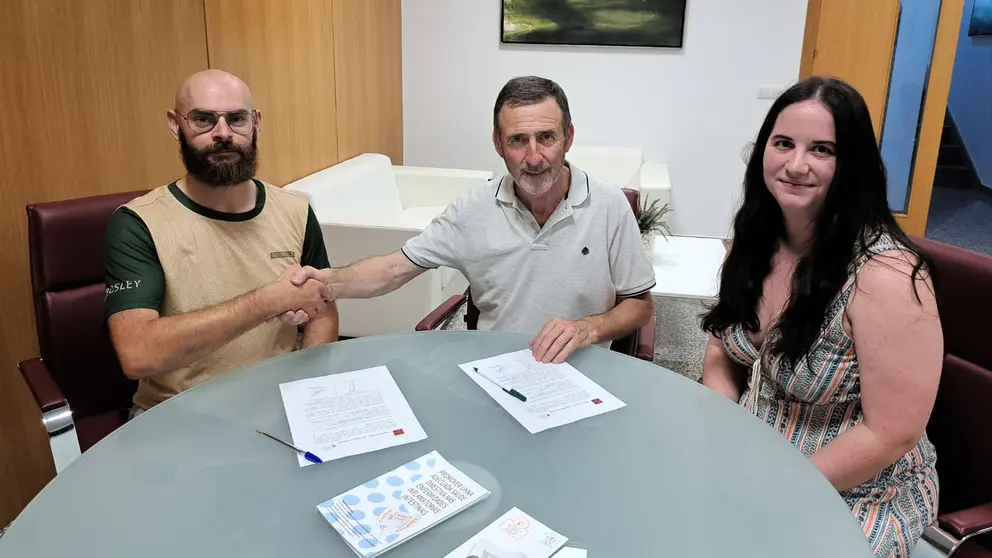 Abraldes con membros da ASEII na sinatura do convenio de colaboraci&oacute;n