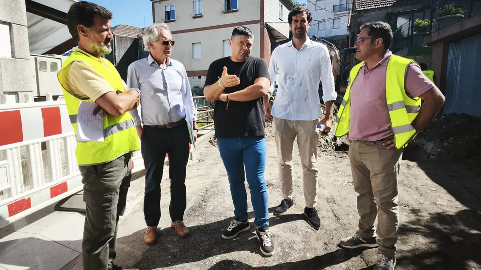 Manu Lourenzo visitando as obras do cami&ntilde;o de Santiago