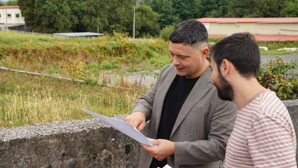 Manu Lourenzo e Diego Moreiro nos terreos onde se ubicar&aacute; o Ecoparque empresarial Montesi&ntilde;a