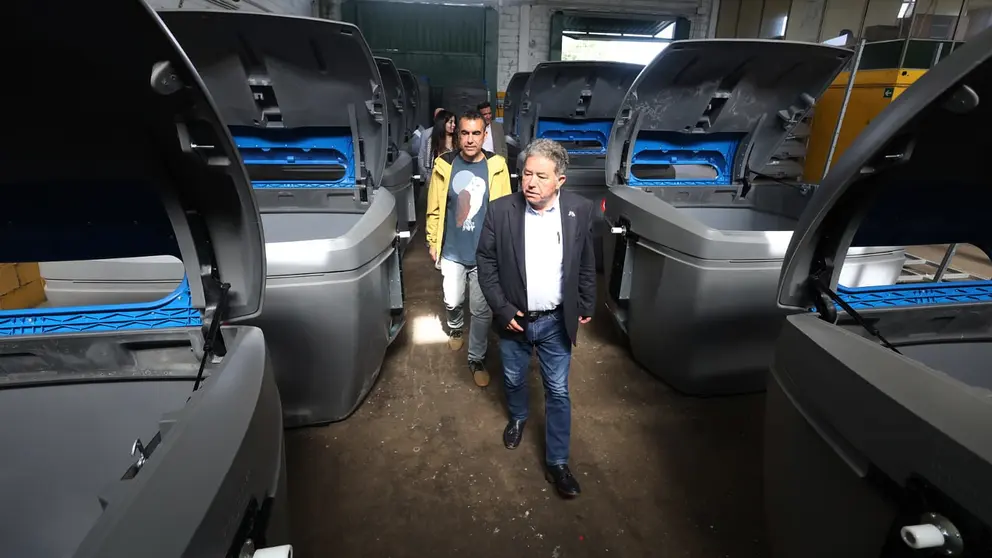 Visita de Lores e Moreda &aacute;s instalaci&oacute;ns onde se est&aacute;n depositando os novos colectores
