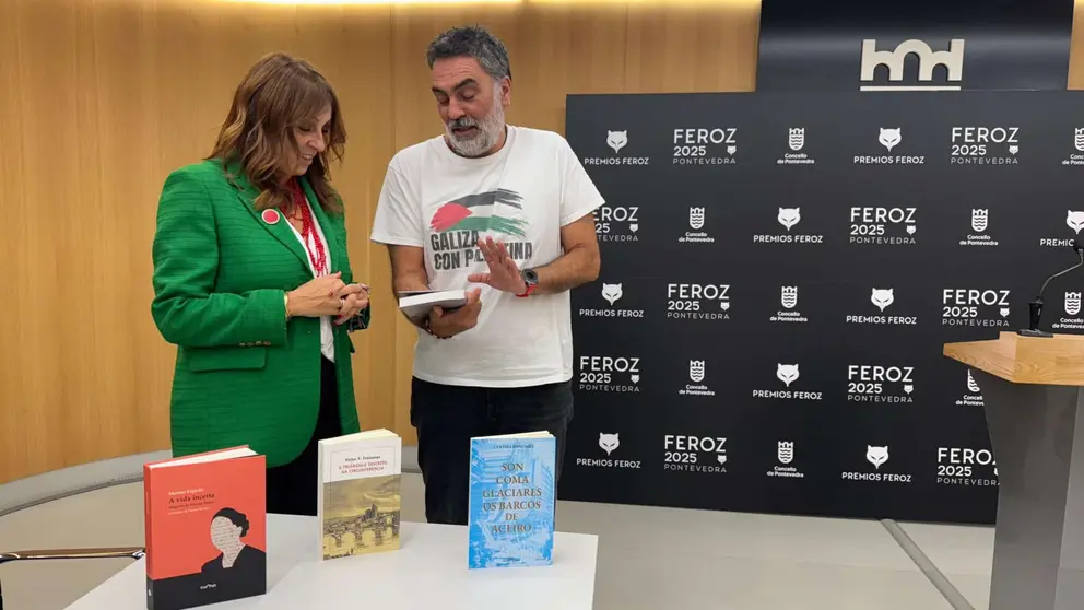 Demetrio G&oacute;mez e Montse Fajardo na presentaci&oacute;n do clube de lectura Ler (en) Pontevedra