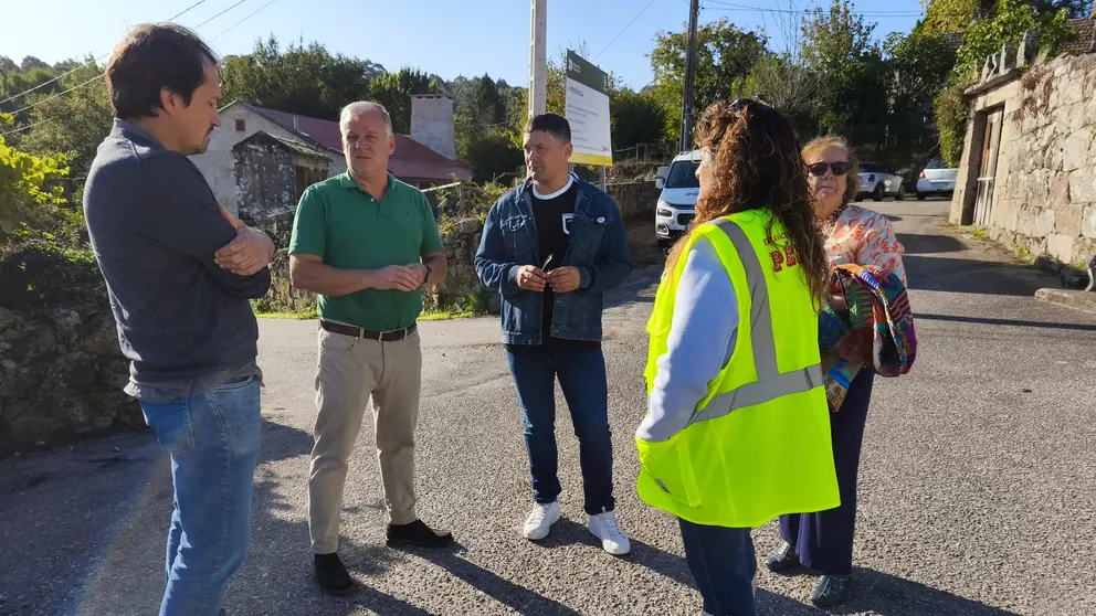 Manu Lourenzo na compa&ntilde;a do enxe&ntilde;eiro de InfoUrban e da empresa Construcciones P&eacute;rez nunha das zonas da humanizaci&oacute;n Val-Sobral