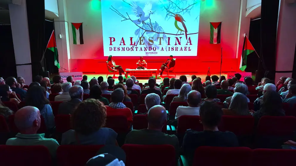 Multiusos ateigado no acto de Palestina