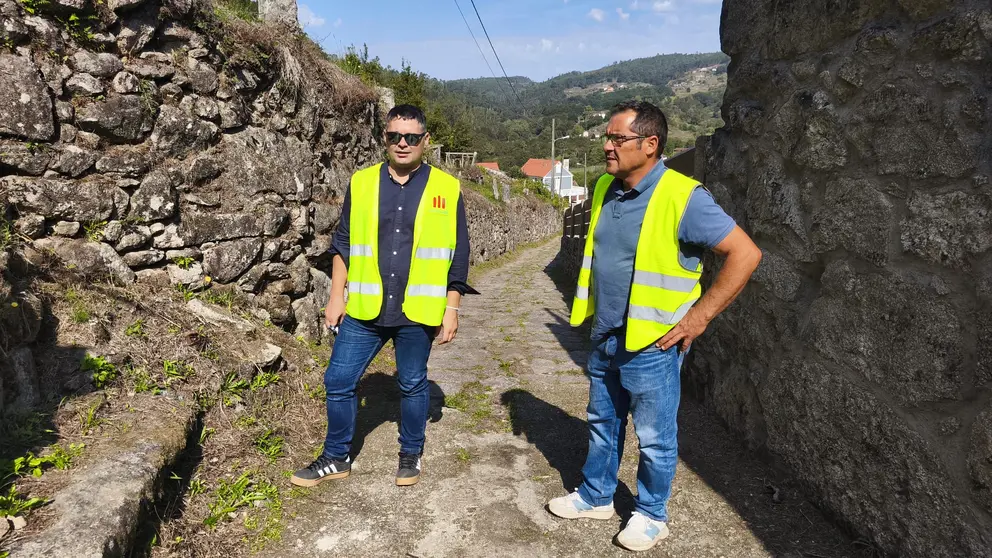 Manu Lourenzo e Pablo Garrido no barrio de Cortellas