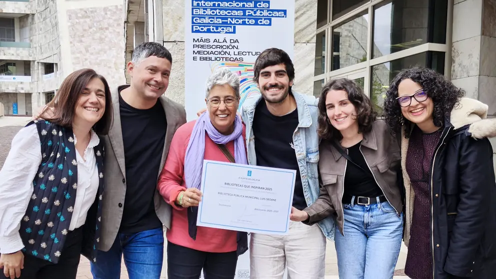 Patricia R. Saavedra, Manu Lourenzo, Mar, Diego, Raquel e Silvia Cernadas co premio