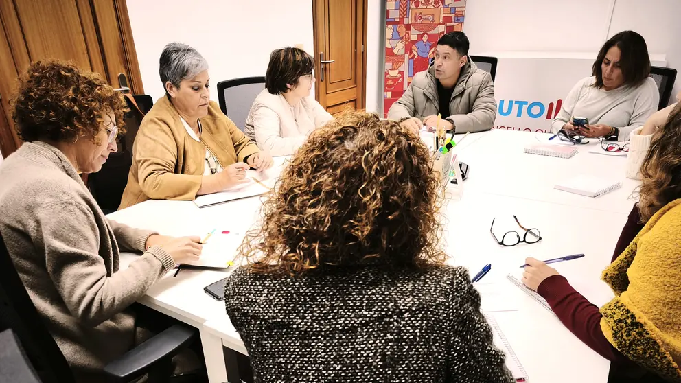 Manu Lourenzo, respresentantes centro de saude Arcade e os servizo municipais do concello