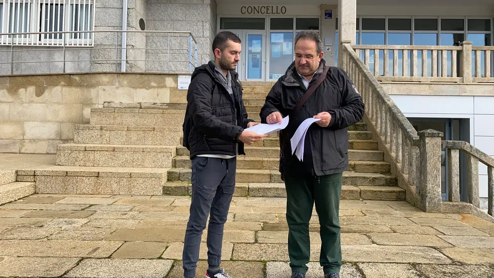 Ernesto Filgueira e Anxo Santom&eacute; na presentaci&oacute;n de alegaci&oacute;ns a outros parques e&oacute;licos. Foto de Arquivo