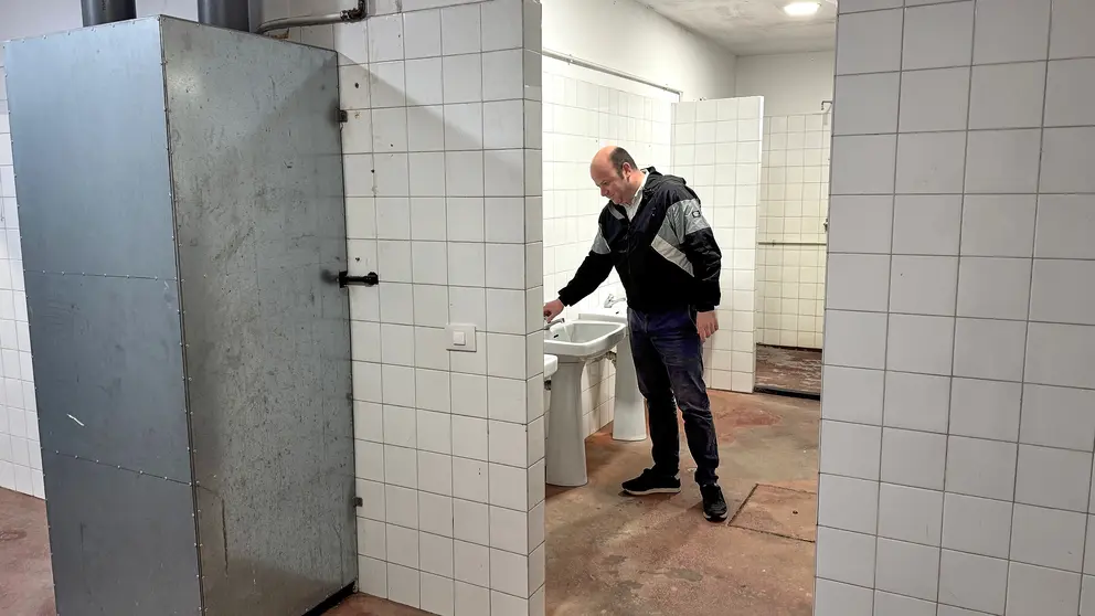 Manuel Fari&ntilde;a nos vestiarios do pavill&oacute;n municipal de Caldas