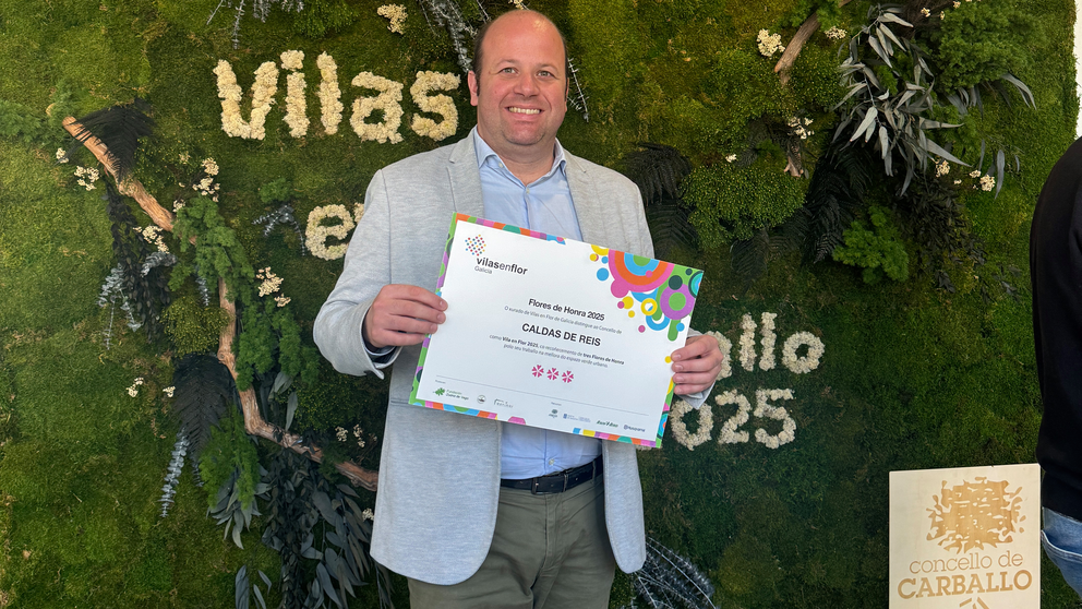 Manuel Fari&ntilde;a recollendo os premios Vilas en Flor en Carballo