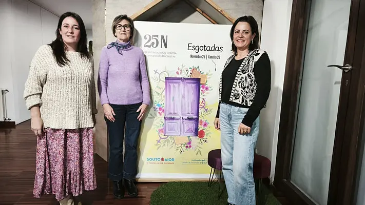 Cristina Garc&iacute;a, Clara Rodr&iacute;guez e Rosana Comesa&ntilde;a presentando o 25N