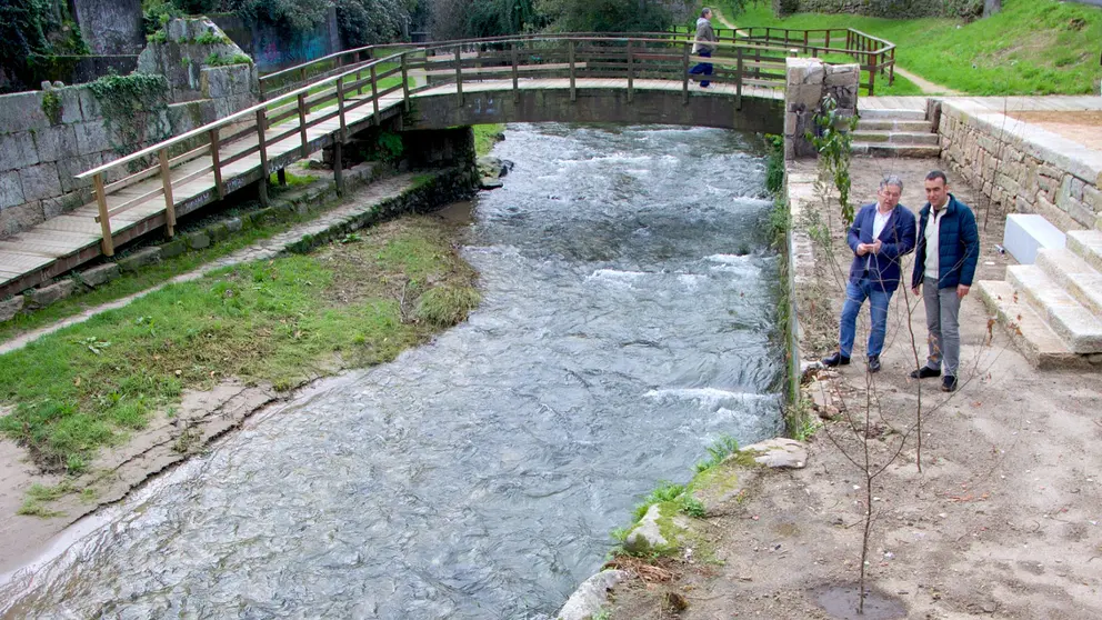 O alcalde e Xaqu&iacute;n Moreda no Paseo dos Gafos