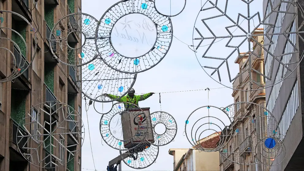 Colocaci&oacute;n luces de Nadal 2025