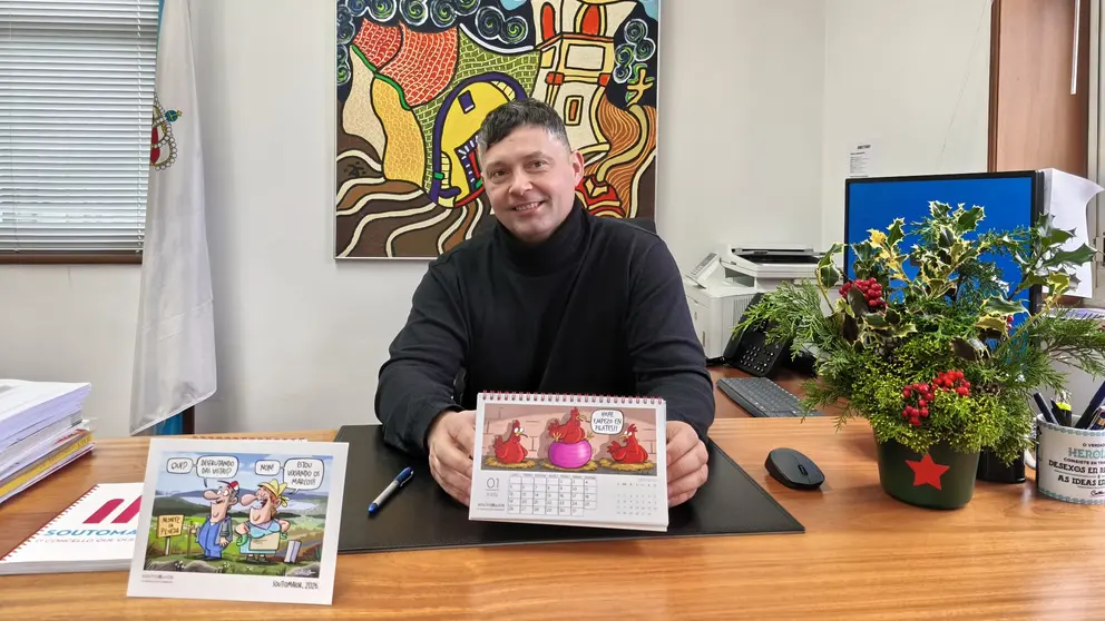 Manu Lourenzo co calendario do 2026 de Soutomaior