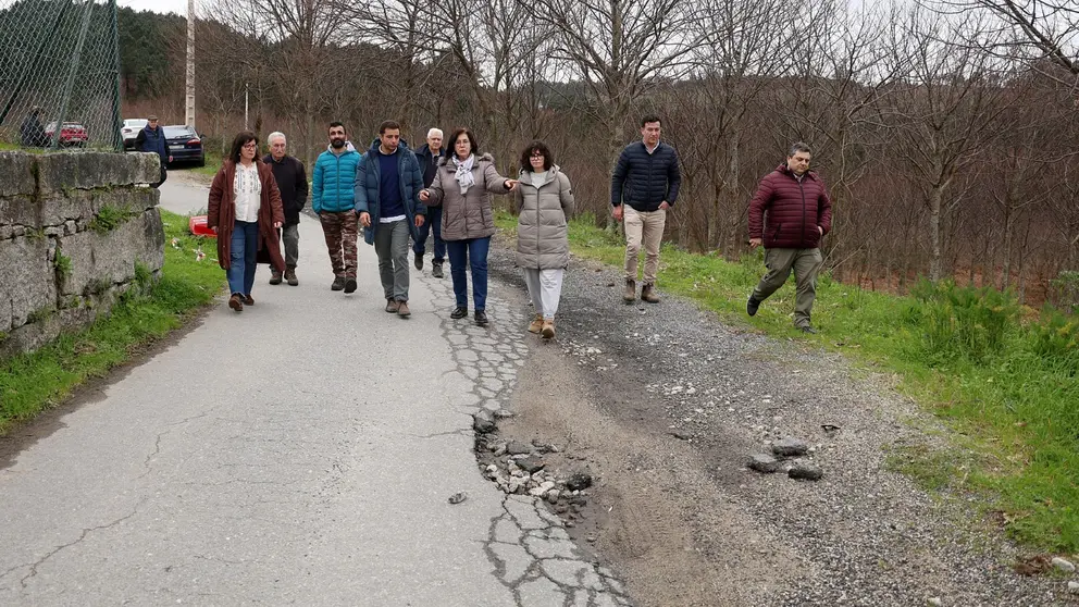 Anabel Gul&iacute;as e Mar&iacute;a Xos&eacute; Abilleira nos accesos ao campo de f&uacute;tlbol de Salcedo, cuxas obras van comezar de inmediato