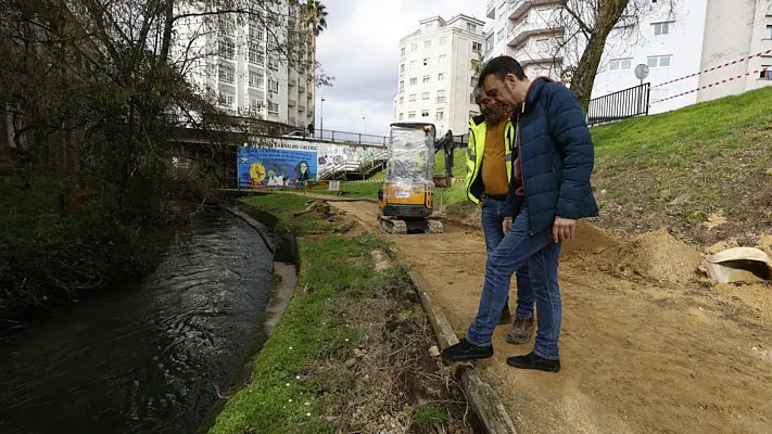 Xaqu&iacute;n Moreda visitando os traballos no paseo dos Gafos
