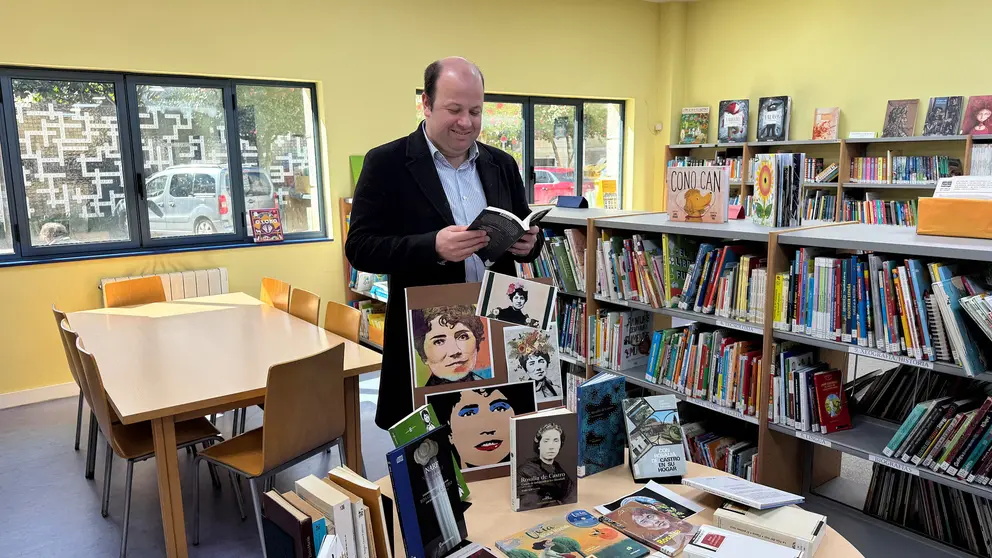 Manuel Fari&ntilde;a na biblioteca
