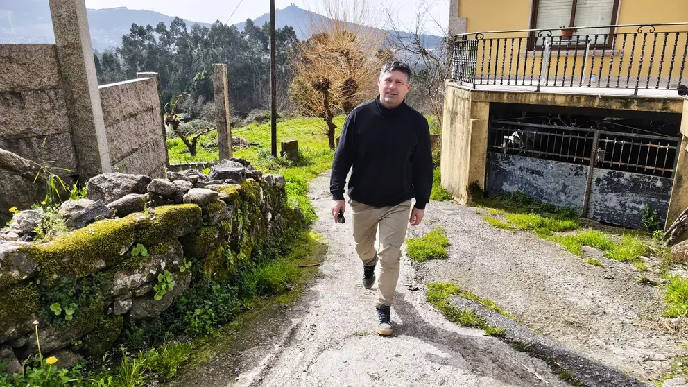 Manu Lourenzo visitando o Cami&ntilde;o da Muradella