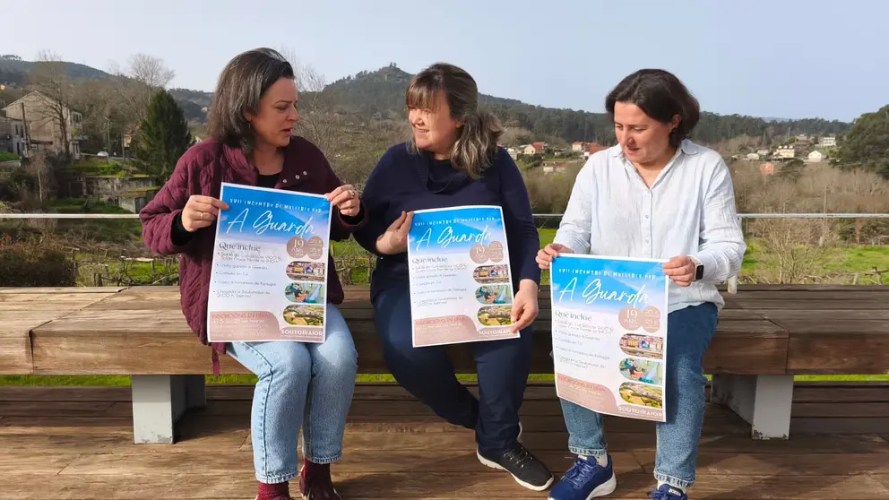 Rosana Comesa&ntilde;a, Rosana Boullosa e Charo Garc&iacute;a presentando o XVII Encontro de Mulleres