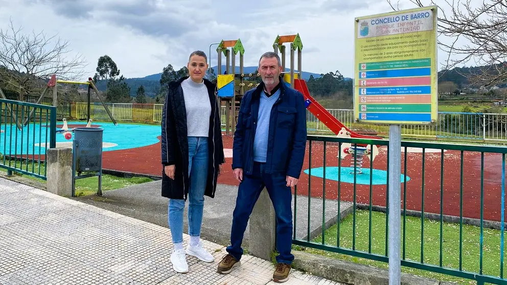 Abraldes e Andrea no parque infantil de San Antoni&ntilde;o