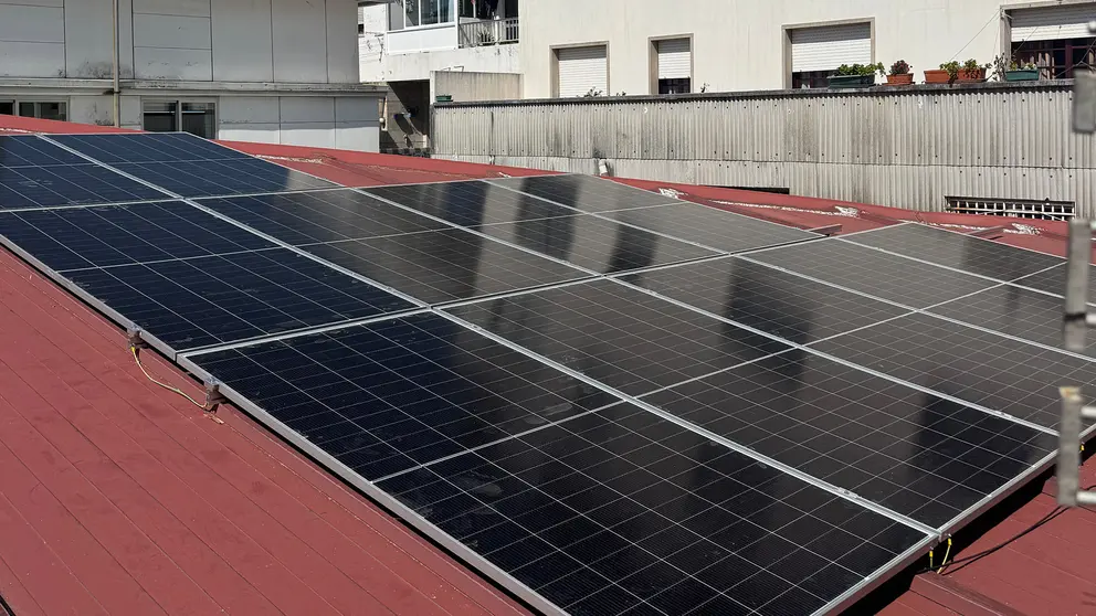 Placas fotovoltaicas no auditorio municipal