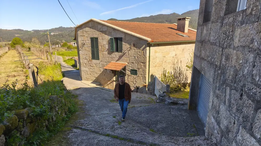 Manu Lourenzo nun dos cami&ntilde;os de abaixo da Igrexa