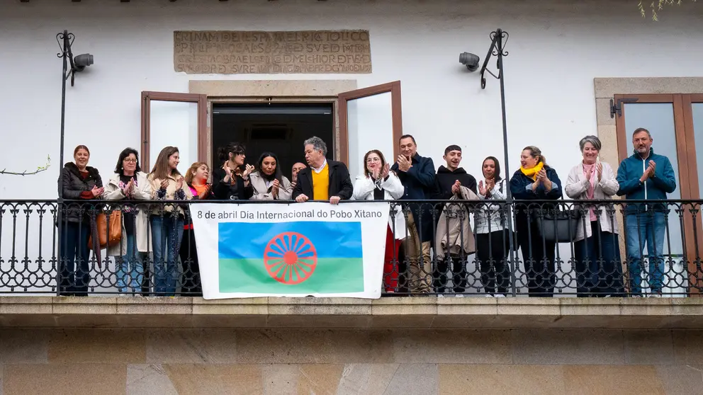 Despregamento da bandeira do Pobo Xitano