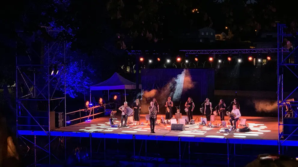 Concerto de Xabier D&iacute;az e Adufeiras de Salitre no palco do r&iacute;o en 2024