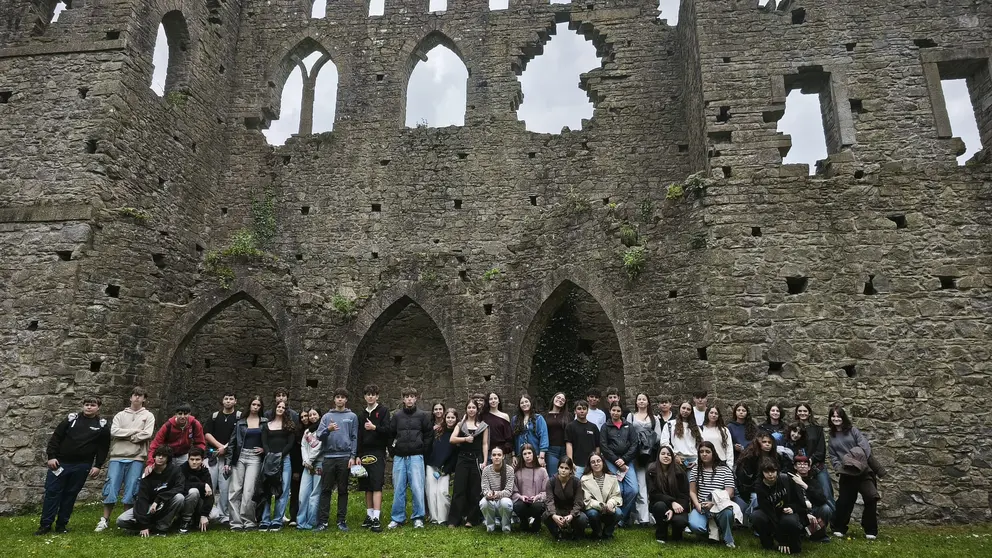 Mozas e mozos de Soutomaior nos xardins de Belvedere en Atholone