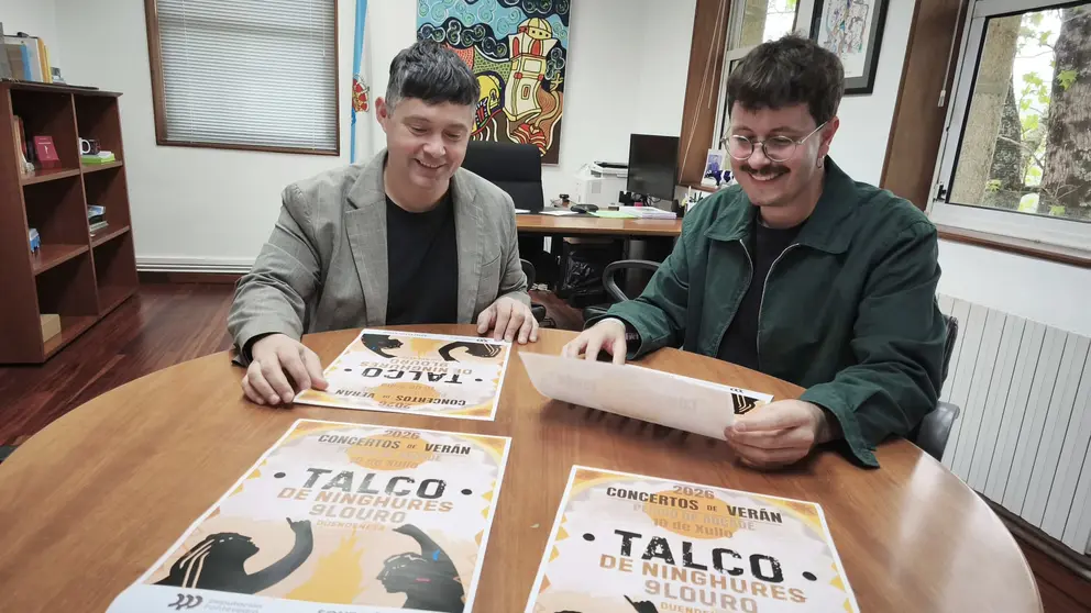 Manu Lourenzo e Gonzalo Outeiro presentando os concertos de ver&aacute;n