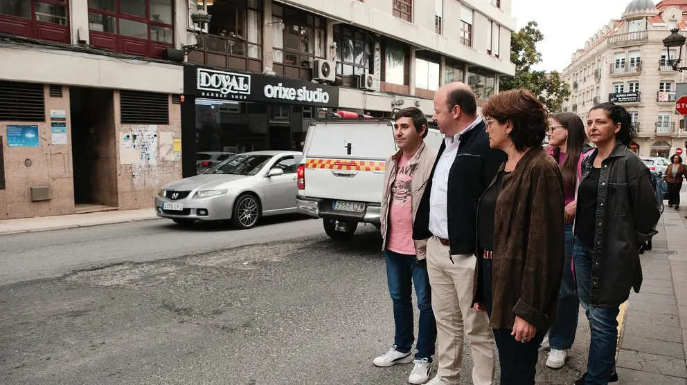 Carme da Silva, Manuel Fari&ntilde;a e membros do BNG diante dunha fochanca na n-640 no centro de Caldas