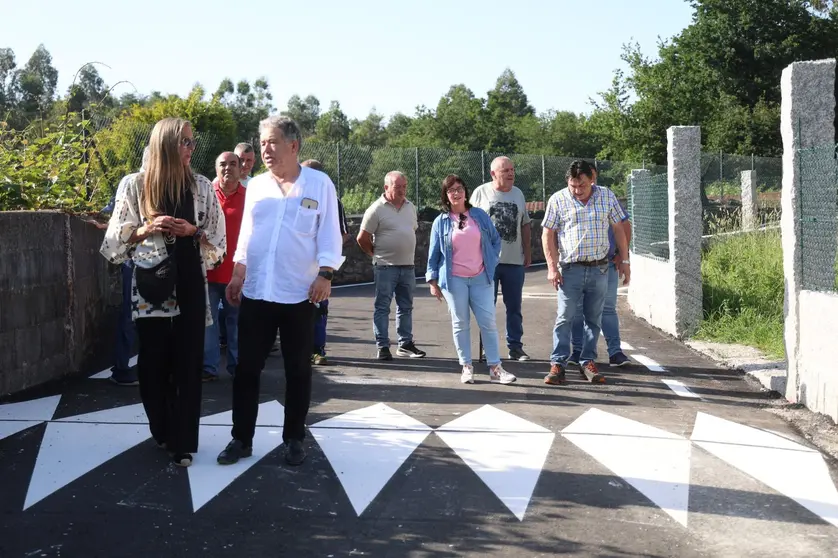 Visita de Lores e M&ordf; Xos&eacute; Abilleira &aacute;s obras de mellora da seguranza viaria na Ermida (Cerponz&oacute;ns)